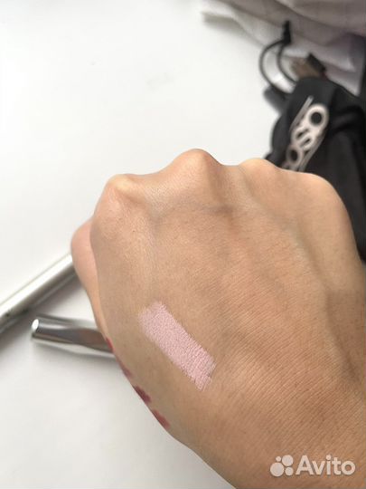 Карандаш под бровь benefit high brow