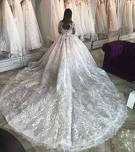 Свадебное платье с большим шлейфом