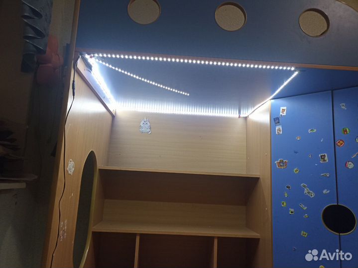 Детская кровать чердак со столом и шкафом