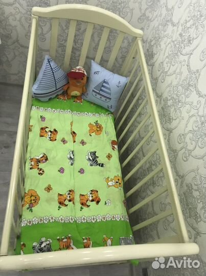 Детская кроватка с маятником и комодом Лель