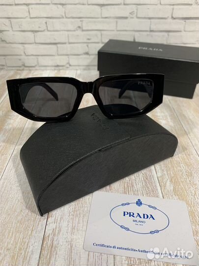 Солнцезащитные очки Prada
