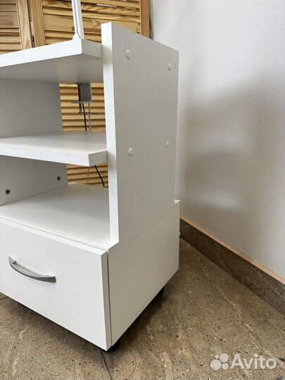 Тумбочка на колесах