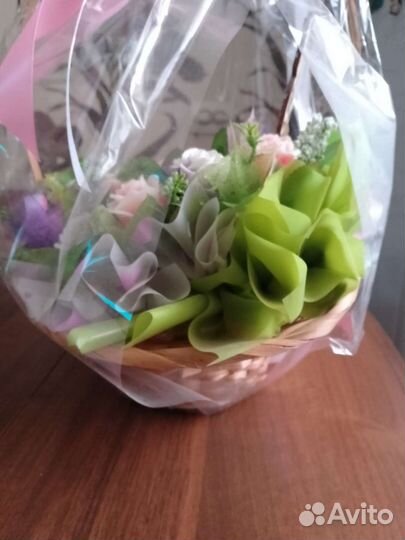 Подарок на день рождения,корзина с цветами из мыла