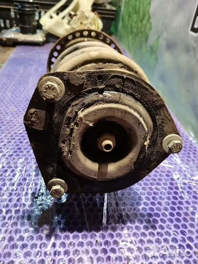 Стойка амортизатора переднего левого Mercedes-Benz