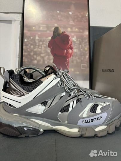 Кроссовки balenciaga track 1 grey на руках