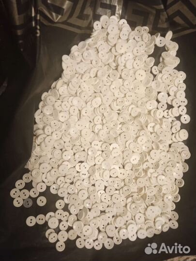 Продаю Пуговицы белые новые