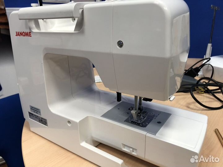 Швейная машина Janome 3700