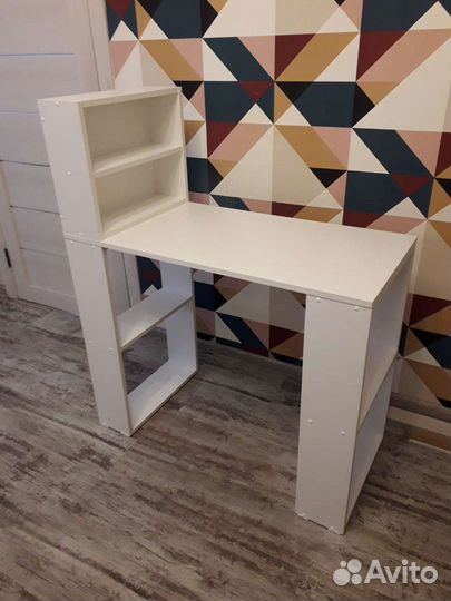Маникюрный стол с полкой