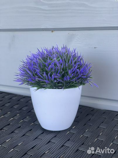 Искусственные цветы в горшке