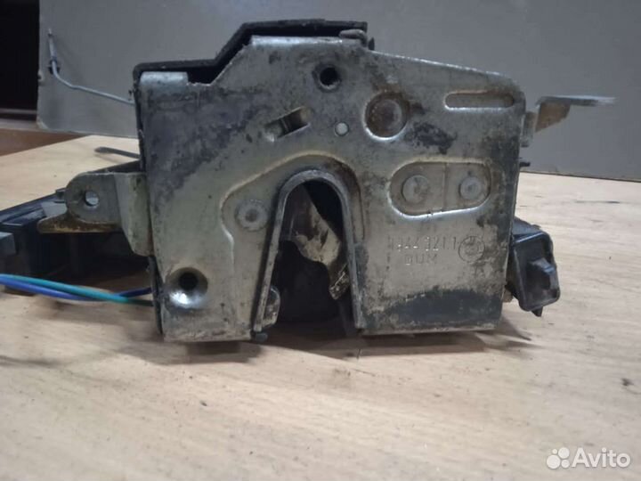 Замок двери задний левый bmw 5 E34 бмв 5 E34