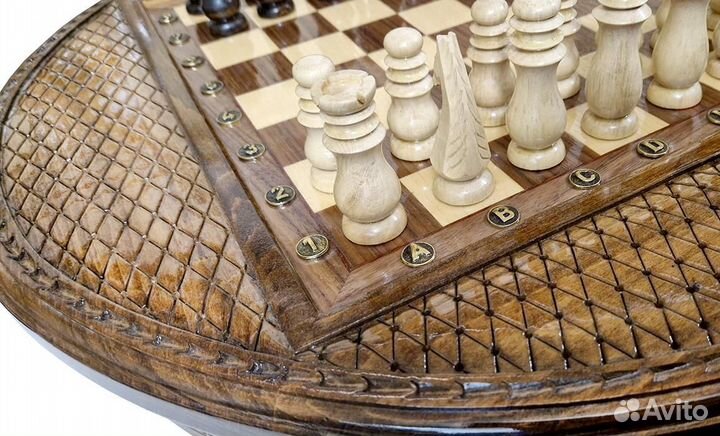 Шахматы резные в ларце 