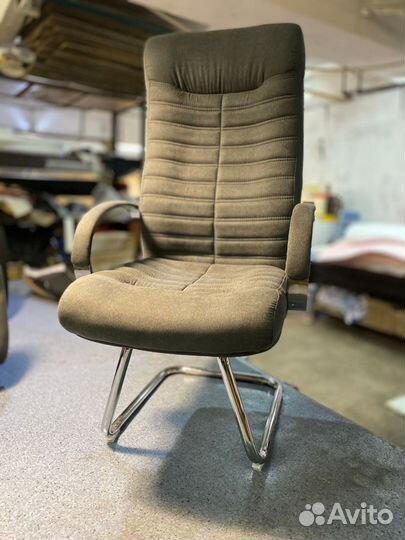 Офисное кресло