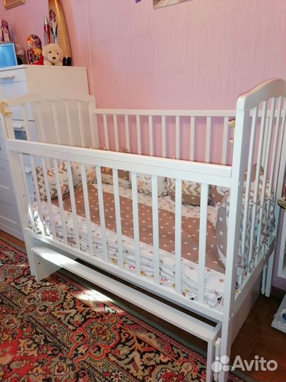 Детская кроватка с маятником