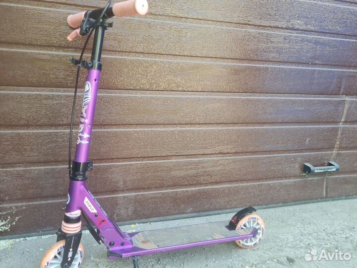 Самокат с ручным тормозом и подножкойй