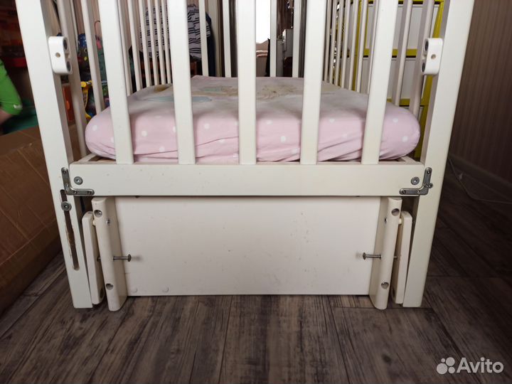 Детская кроватка с маятником