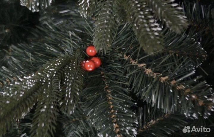 Искуственная елка с ягодами литая