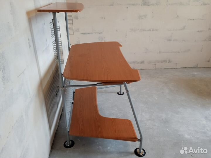 Компьютерный стол бу в отличном состоянии