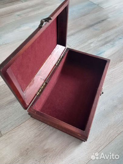 Деревянная шкатулка