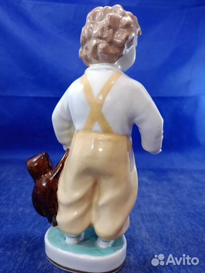 Фарфоровая статуэтка Мальчик с мишкой Первосчет