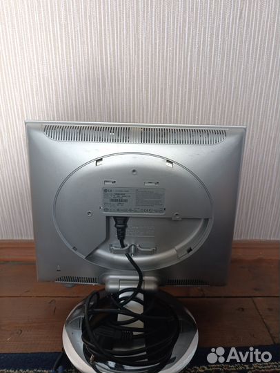 Монитор LG flatron l1520b