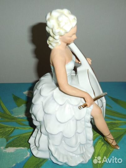 Статуэтка фарфоровая 