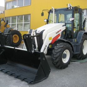 Стекло лобовое Экскаватор-погрузчик Terex 840