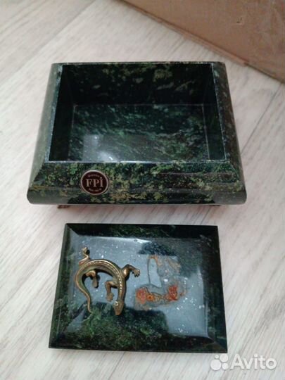 Шкатулка из змеевика