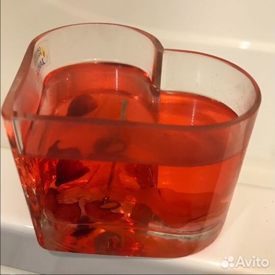 Гелевая свеча «Сердце» с лепестками роз