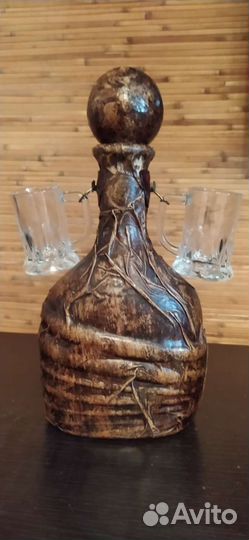 Графин с кружками для украшения интерьера