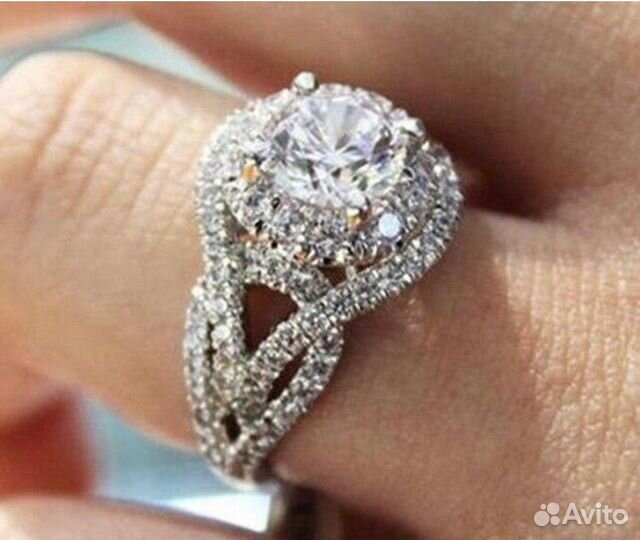 Кольцо с бриллиантом