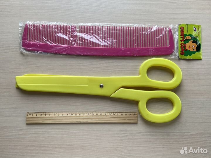Игрушечные ножницы и расческа