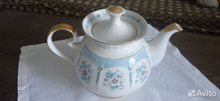 Фарфоровый чайник