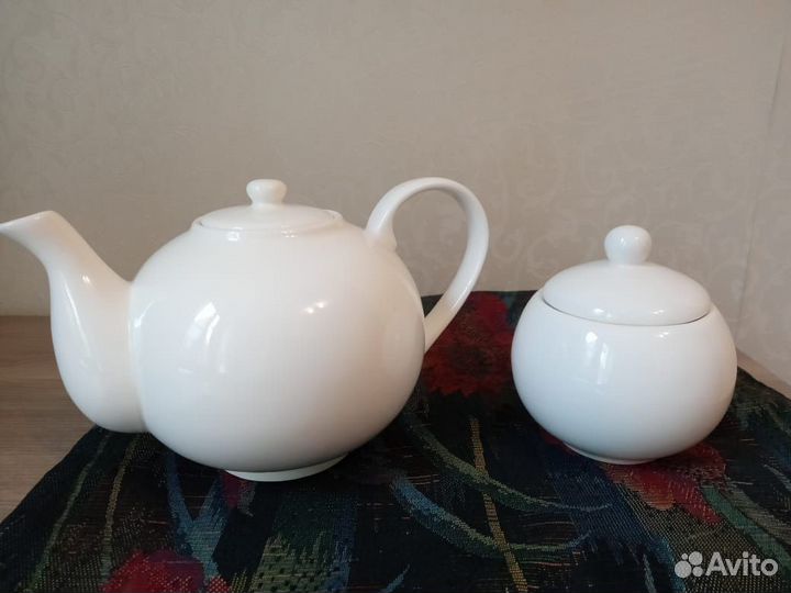 Чайник и сахарница