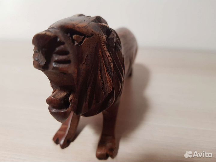 Сувенир из Гвинеи лев из дерева
