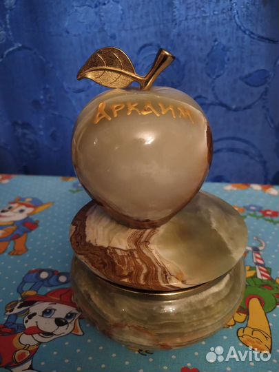 Шкатулка и яблоко из оникса