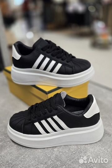 Кроссовки женские