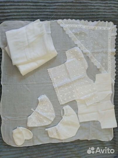 Уголок на выписку с пеленками и распашонками