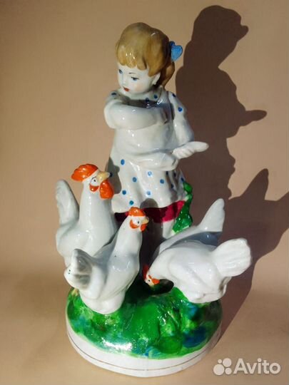 Юная птичница. Фарфоровая статуэтка