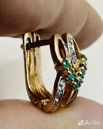 Золотые серьги с бриллиантами и изумрудами