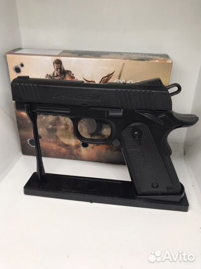 Зажигалка в виде модели Colt 818