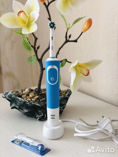 Электрическая зубная щетка oral-B