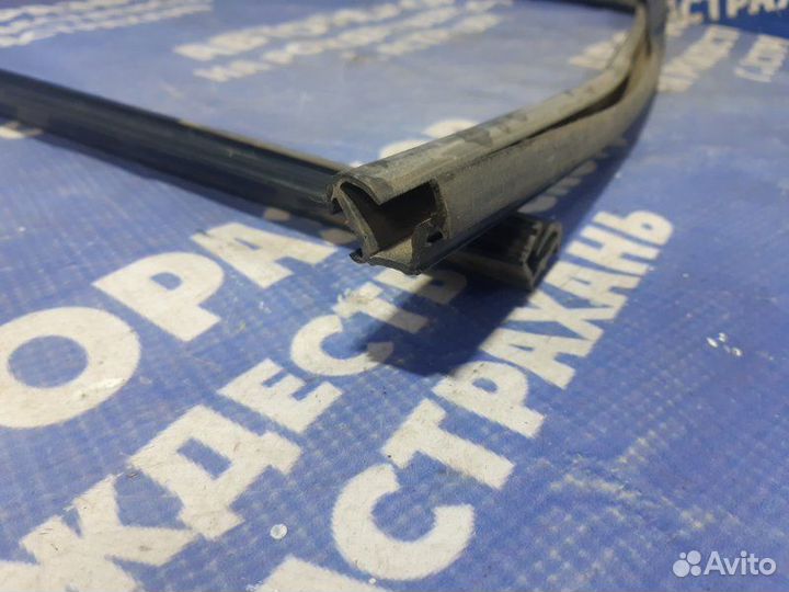 Уплотнитель стекла двери Hyundai Sonata 4 седан