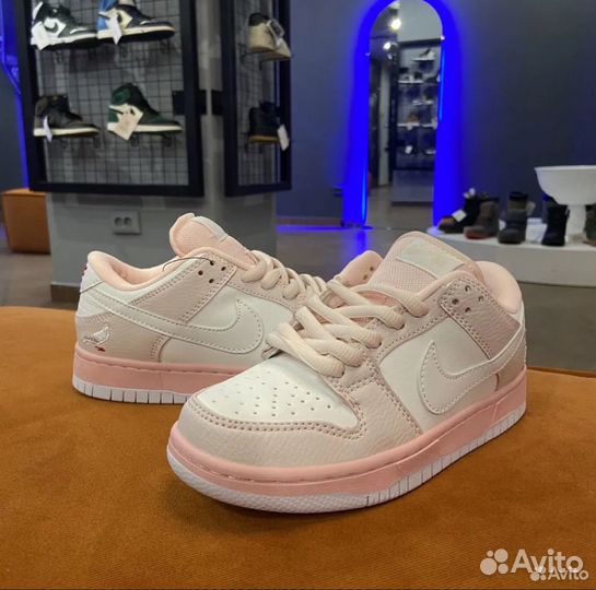 Кроссовки Nike SB Dunk Low Pink Pigeon