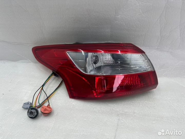 Фонарь наружный задний левый Ford Focus 3