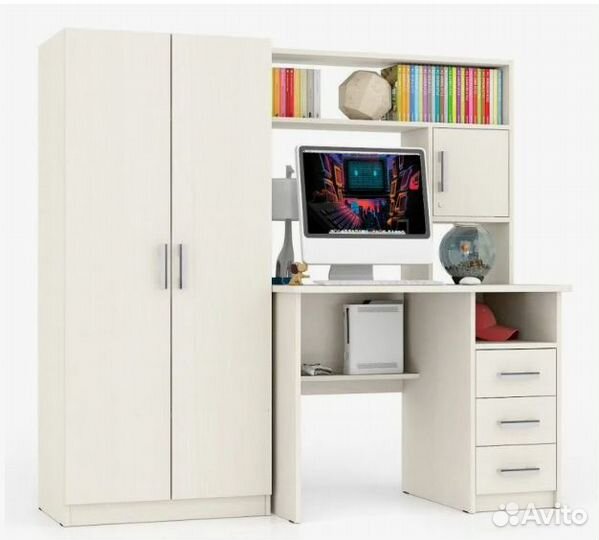 Детская рабочая зона у окна