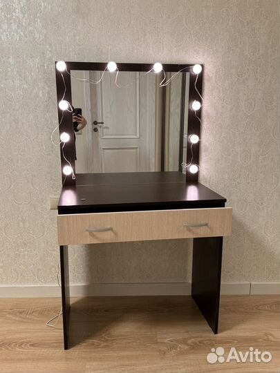 Туалетный столик с зеркалом и подсветкой