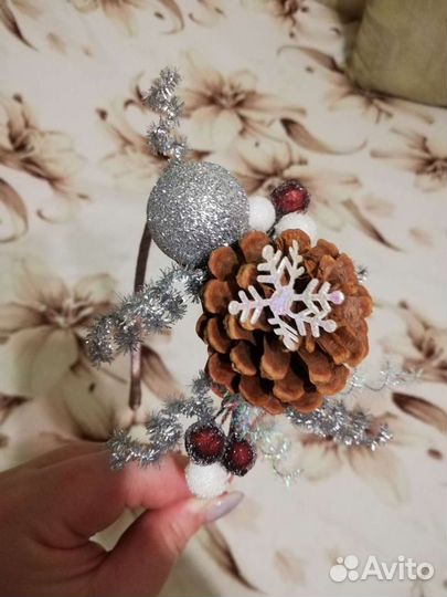 Новогодний ободок с шишкой и игрушкой. Ручная рабо