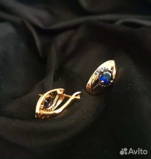 Золотые серьги с синим камнем