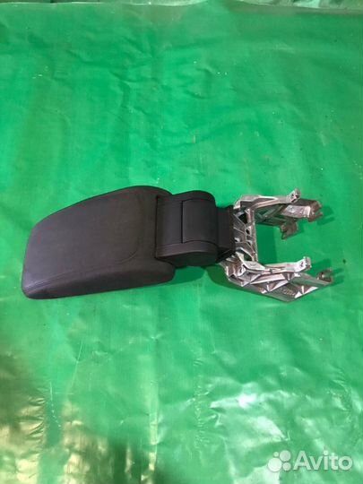 Подлокотник Audi A3 V8 2012-2016г Ауди А3