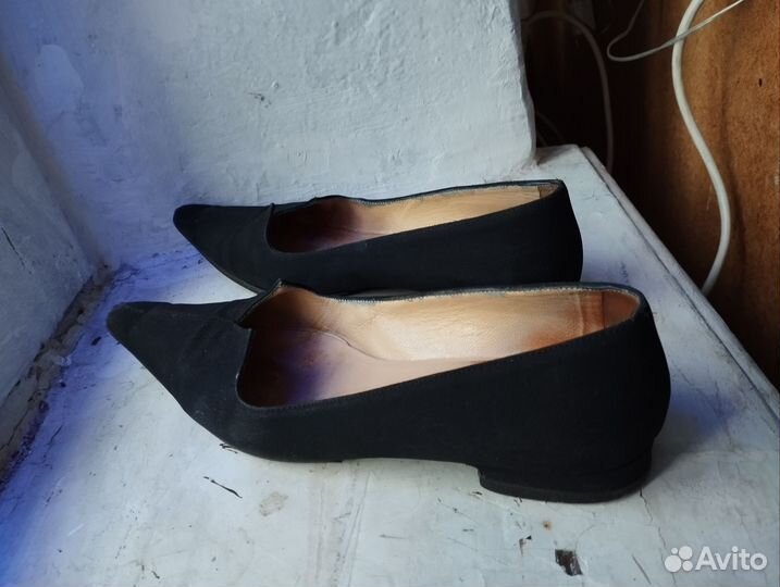 Туфли на низком каблуке 38 острый нос разрез